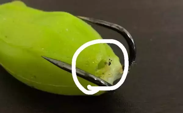 「ライギョ釣り用『フロッグ』ルアーのチューニング法　精度が釣果に直結？」の画像