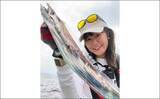 「東京湾沖のルアー五目釣り　良型サワラにタチウオキャッチに笑顔」の画像5