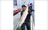 「東京湾沖のルアー五目釣り　良型サワラにタチウオキャッチに笑顔」の画像4