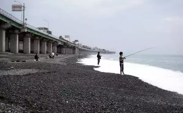 「大型狙える『サーフアジング』入門解説　30cm超えはザラで強引は青物級」の画像