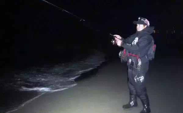 「大型狙える『サーフアジング』入門解説　30cm超えはザラで強引は青物級」の画像