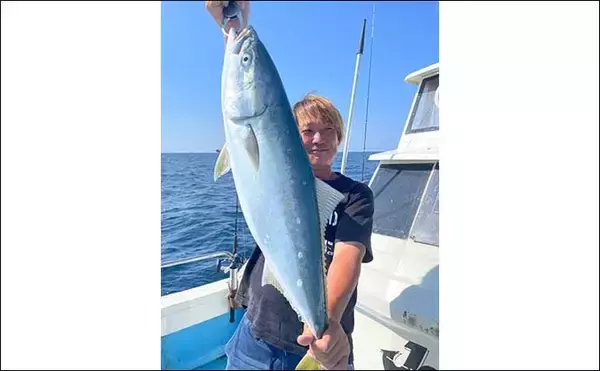 「手巻きジギングタックル流用で落とし込み釣りに挑戦　ブリ好捕に満足」の画像