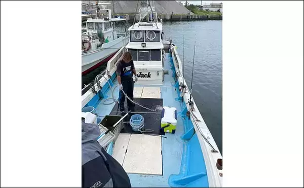 「手巻きジギングタックル流用で落とし込み釣りに挑戦　ブリ好捕に満足」の画像