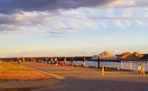 「西湘サーフでカマス釣りが開幕　地元釣具店に聞く「投げサビキ」のキモ」の画像