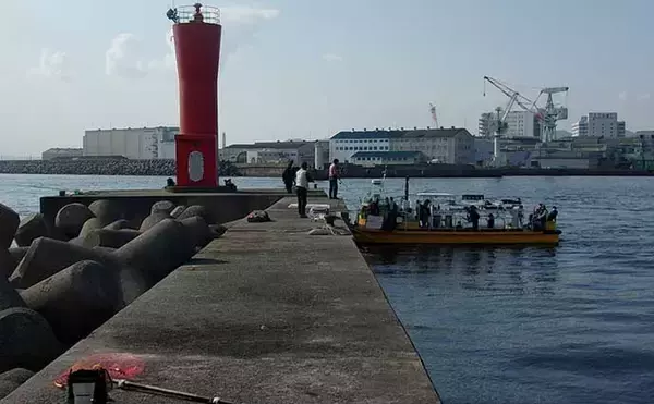 「沖堤防での投げサビキ釣りで大サバ＆良型アジ共演　遠投が的中？」の画像