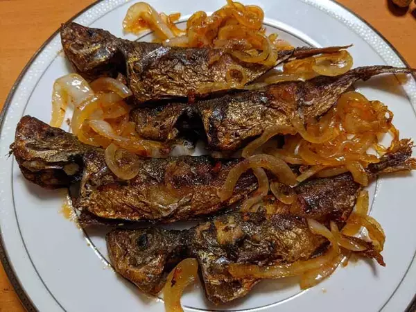 「【余った釣りエサ】アレンジレシピ　小アジのスイートチリソース炒め」の画像