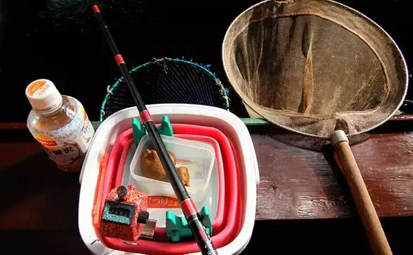 「「室内淡水つり堀」1日の流れと注意点を解説　全天候型＆濃い魚影が特徴」の画像