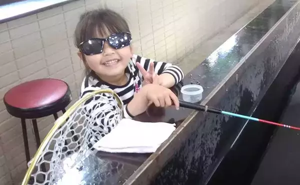 「「室内淡水つり堀」1日の流れと注意点を解説　全天候型＆濃い魚影が特徴」の画像