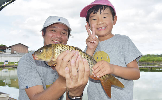 初めての釣り体験に密着 子供はタモ入れがお好き 竜田川釣り池 19年8月28日 エキサイトニュース
