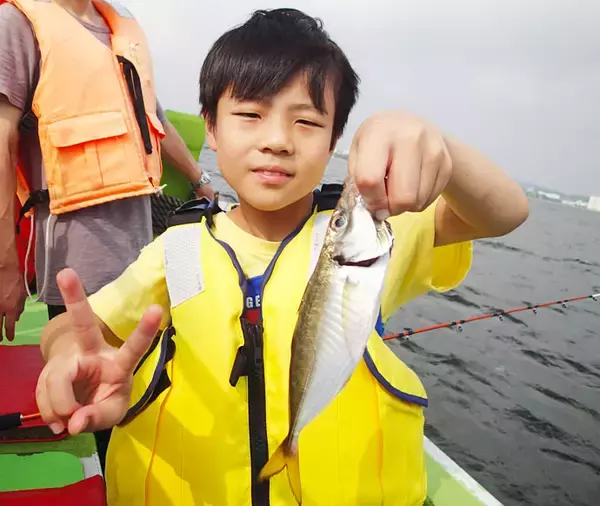 「東京湾LTアジで脂たっぷりアジ入れ食い　船中トップ72尾【弁天屋】」の画像