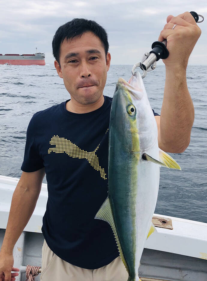 テンヤタチウオ＆ノマセ青物リレー船で型数共に満喫【淡路島・小溝丸】