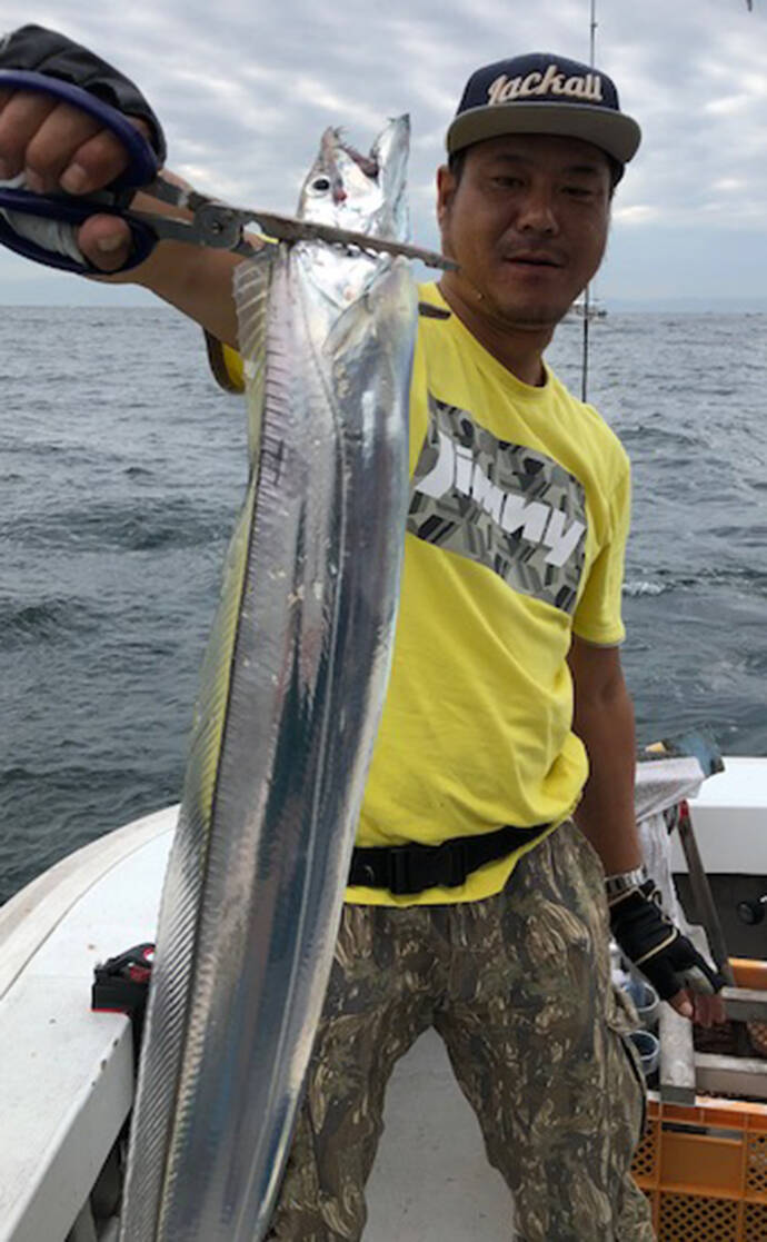 テンヤタチウオ＆ノマセ青物リレー船で型数共に満喫【淡路島・小溝丸】