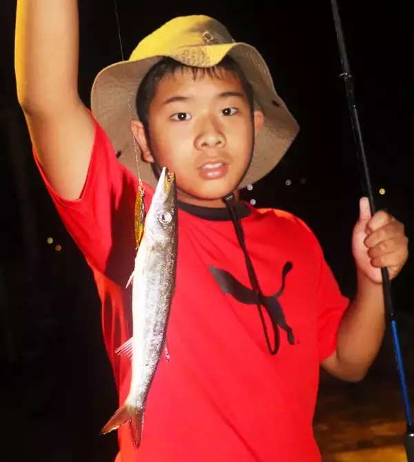 「メガフロートで半夜釣り　足元安全でファミリーにもオススメ！【三重】」の画像