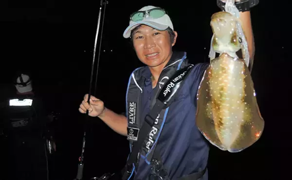 「エギング＆メッキゲームで秋満喫　400gアオリイカ手中【相賀浦漁港】」の画像