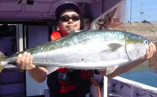 「【愛知県】船釣り釣果速報　103cm巨大ブリに幻の魚クエも登場！」の画像
