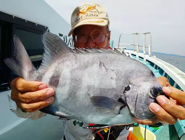 「【愛知県】船釣り釣果速報　103cm巨大ブリに幻の魚クエも登場！」の画像