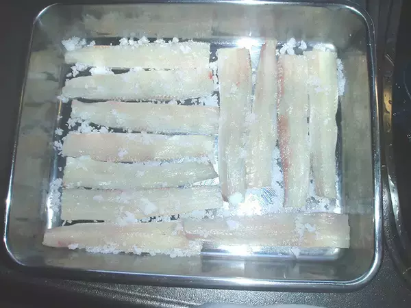 「【釣果レシピ】小型タチウオの美味しい食べ方：目打ちで捌くのがオススメ」の画像