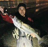 「コノシロ引掛け泳がせ釣りで87cmランカーシーバス御用【三保海岸】」の画像4