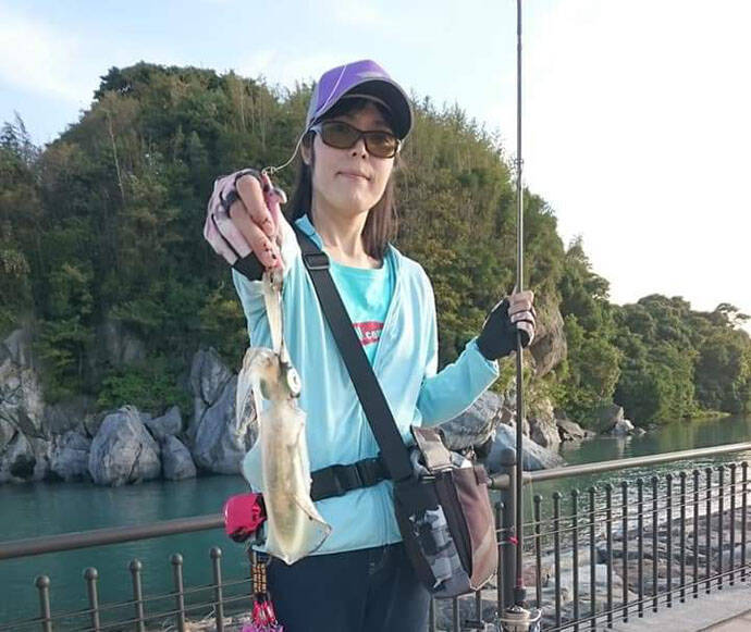 陸っぱりエギングで秋アオリイカと戯れる 全員安打達成 福岡県 19年11月10日 エキサイトニュース