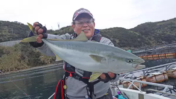 「ボートカカリ釣りでブリ狙い　『練りエサ』がアタリ！【愛媛・日振島】」の画像