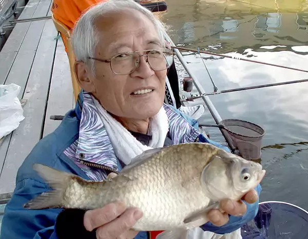 「管理釣り場でヘラブナ満喫　エサの工夫を楽しむ【へら釣り西池】」の画像