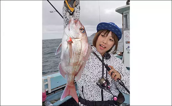 「秋丸美帆と郷原未来のテンヤマダイ釣行　両者マダイを手中に【健栄丸】」の画像