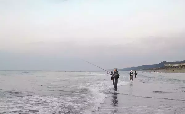 「晩秋のサーフでショアジギング　ナブラ撃ちで青物＆ヒラメ【静岡県】」の画像