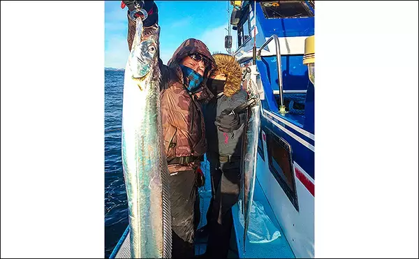 「ジギングタチウオ釣行で良型乱舞　指5本半頭に40尾【茨城・釣友丸】」の画像