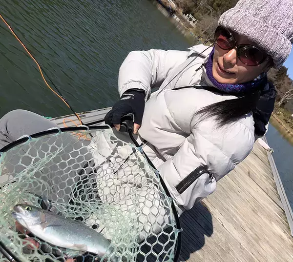 「管理釣り場で初のフライフィッシング　レンタルタックルで手軽に挑戦」の画像