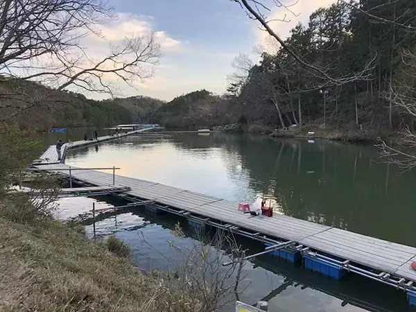 「管理釣り場で初のフライフィッシング　レンタルタックルで手軽に挑戦」の画像