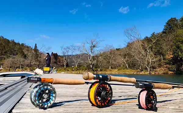 「管理釣り場で初のフライフィッシング　レンタルタックルで手軽に挑戦」の画像