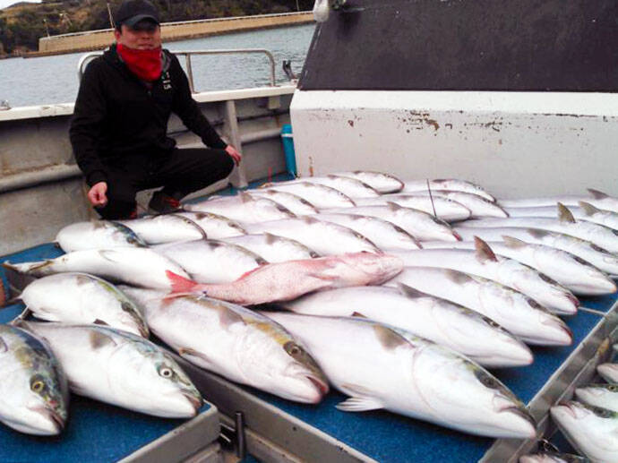 福岡 沖のエサ釣り最新釣果 サンマ手繰り 釣りで10kg頭ブリ65尾 年2月28日 エキサイトニュース