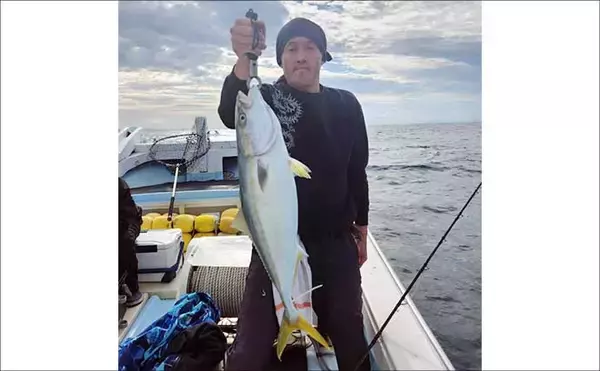 「【沖釣り釣果速報】芦屋沖の落とし込み釣りで100cmの大ヒラマサ降臨！船中青物67尾の爆釣劇（福岡）」の画像