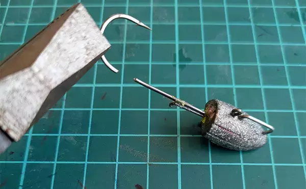「「針が鈍っても捨てちゃダメ？」 使い古したジグヘッドを切断して再利用する方法」の画像
