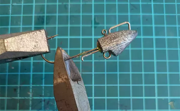 「「針が鈍っても捨てちゃダメ？」 使い古したジグヘッドを切断して再利用する方法」の画像