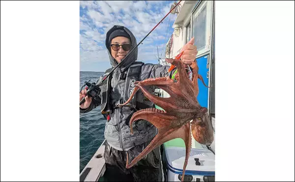 「小川直也さん参加の『タコ釣り大会』に密着　4.9kg巨大マダコが登場！」の画像