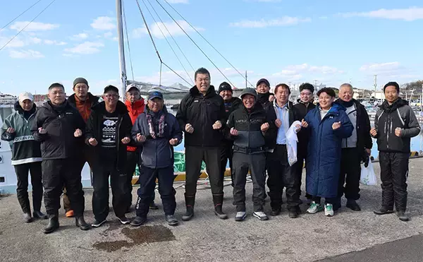 「小川直也さん参加の『タコ釣り大会』に密着　4.9kg巨大マダコが登場！」の画像