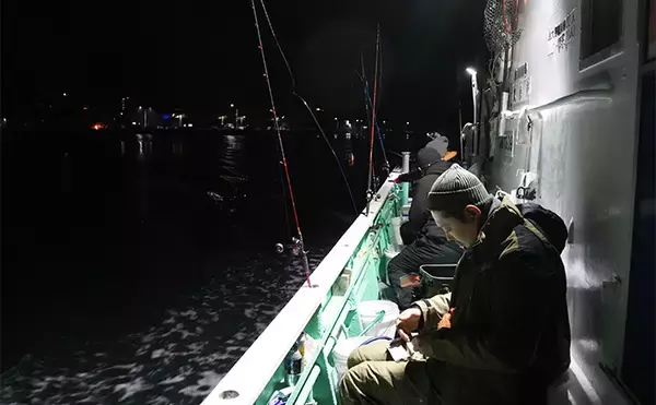 「小川直也さん参加の『タコ釣り大会』に密着　4.9kg巨大マダコが登場！」の画像