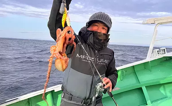 「小川直也さん参加の『タコ釣り大会』に密着　4.9kg巨大マダコが登場！」の画像