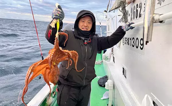 「小川直也さん参加の『タコ釣り大会』に密着　4.9kg巨大マダコが登場！」の画像