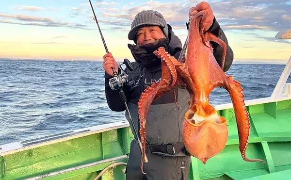 「小川直也さん参加の『タコ釣り大会』に密着　4.9kg巨大マダコが登場！」の画像