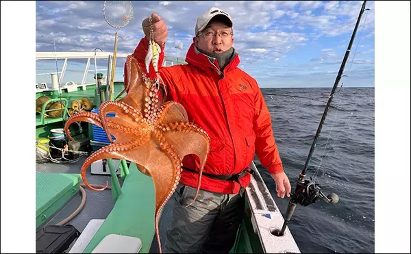 「小川直也さん参加の『タコ釣り大会』に密着　4.9kg巨大マダコが登場！」の画像