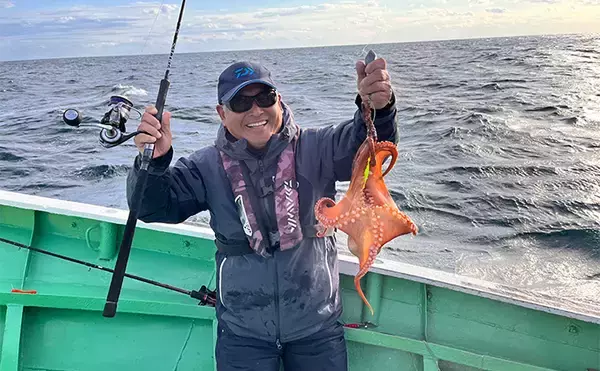 「小川直也さん参加の『タコ釣り大会』に密着　4.9kg巨大マダコが登場！」の画像