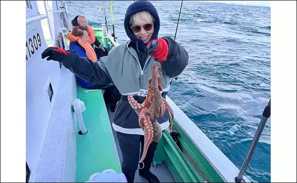 「小川直也さん参加の『タコ釣り大会』に密着　4.9kg巨大マダコが登場！」の画像