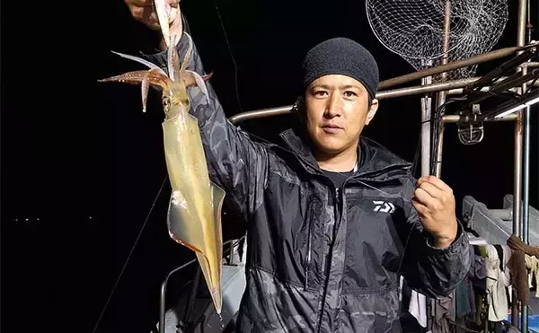 「【夜焚きイカ釣果速報】釣る人ヤリイカ70尾前後と好調継続中（福岡）」の画像