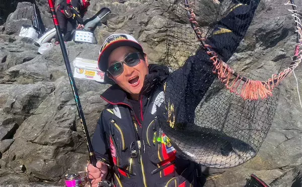 「沖磯フカセ釣りで41cmクロ手中【大分・大和丸】撒きエサとさしエサをズラして大型狙い撃ち成功」の画像