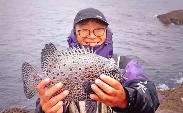 「「潮変わりで状況一変！」沖磯の石物釣りで1kg超えイシガキダイやゲストのブダイを好捕【神奈川】」の画像