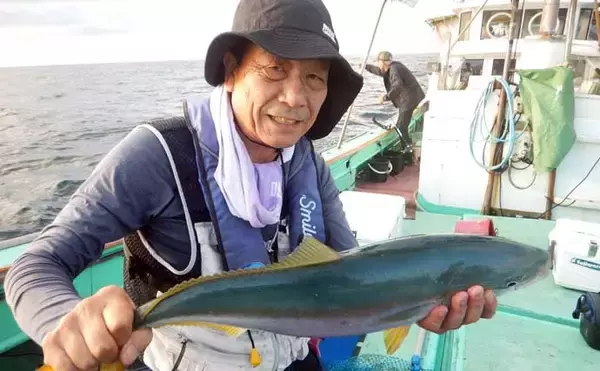 「親子で挑んだ落とし込み釣りで豪快ヒット！5kg級ヒラマサをタモ入れ成功【福岡・宗像大島沖】」の画像