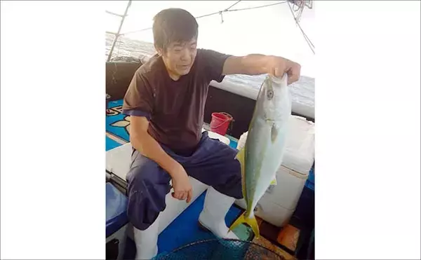 「親子で挑んだ落とし込み釣りで豪快ヒット！5kg級ヒラマサをタモ入れ成功【福岡・宗像大島沖】」の画像