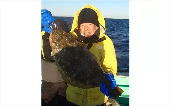 「イワシの泳がせ釣りで62cm頭にヒラメ好捕【茨城】船中1～6尾と数も安定」の画像